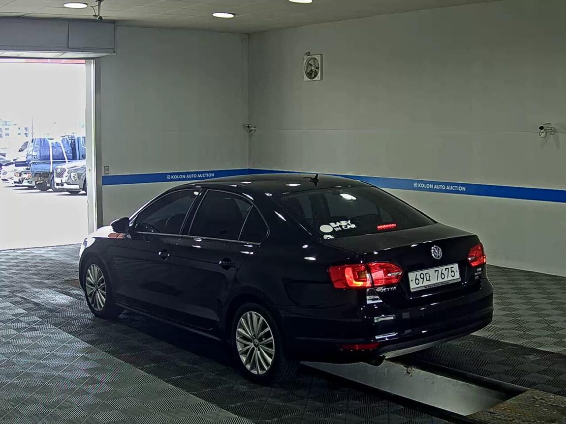 VOLKSWAGEN JETTA (6TH GEN) 1.6 TDI BLUEMOTION 2013 - zdjęcie 6