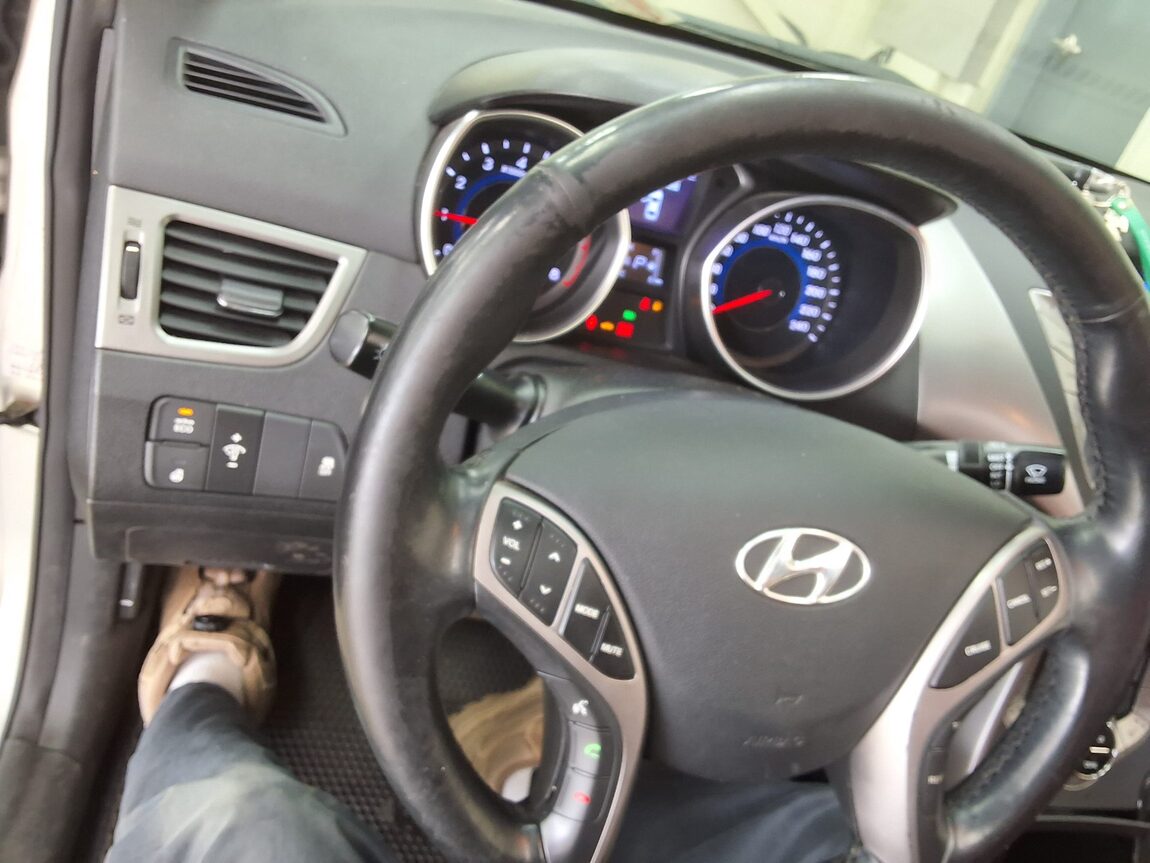 HYUNDAI AVANTE COUPE 2.0 GDi PREMIUM 2014 - zdjęcie 21