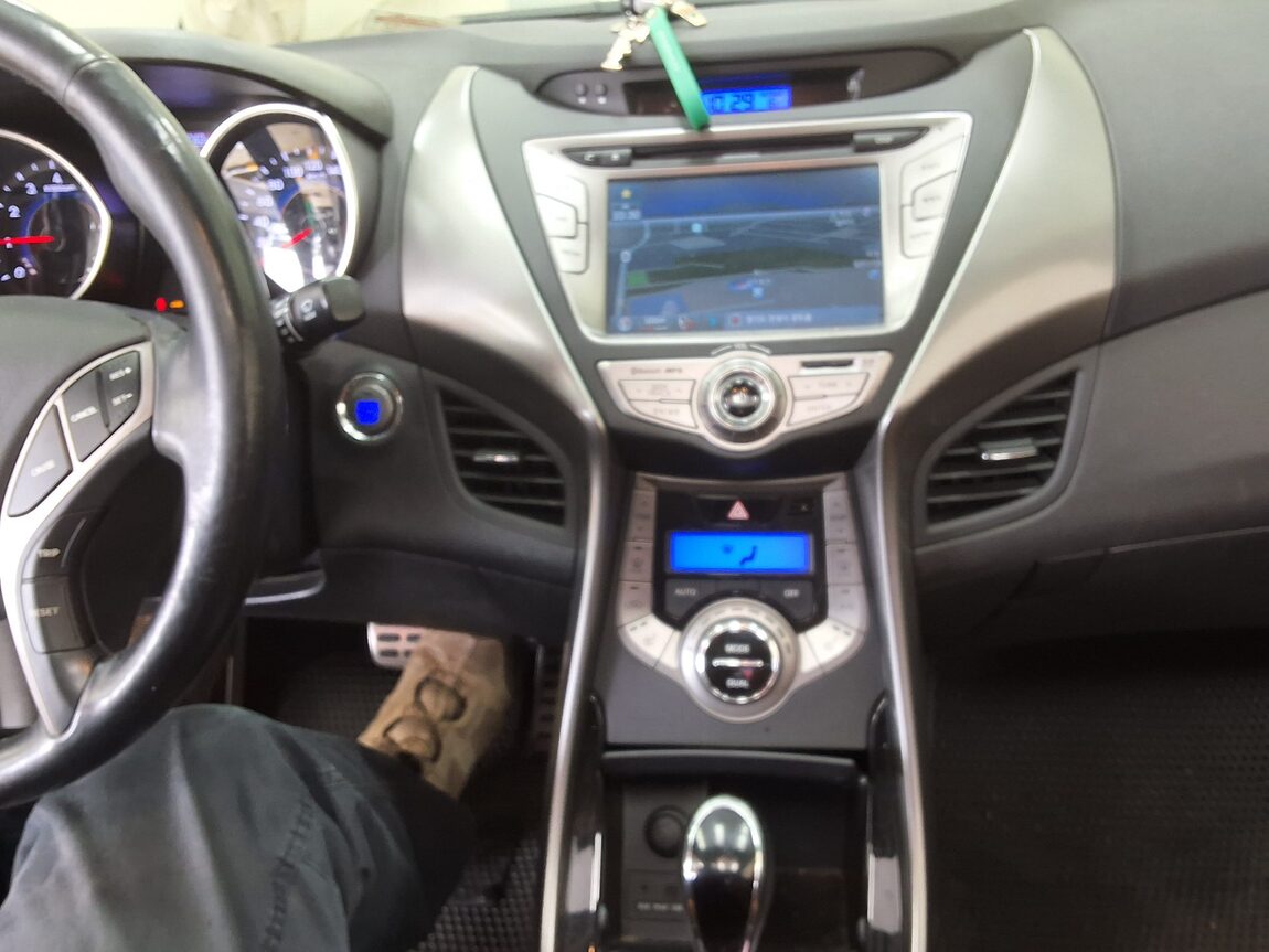 HYUNDAI AVANTE COUPE 2.0 GDi PREMIUM 2014 - zdjęcie 22