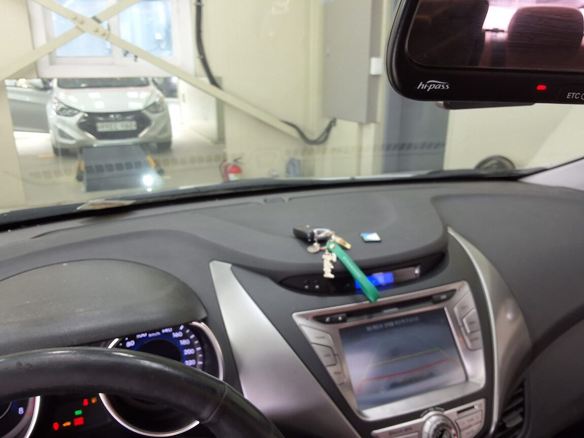 HYUNDAI AVANTE COUPE 2.0 GDi PREMIUM 2014 - zdjęcie 23
