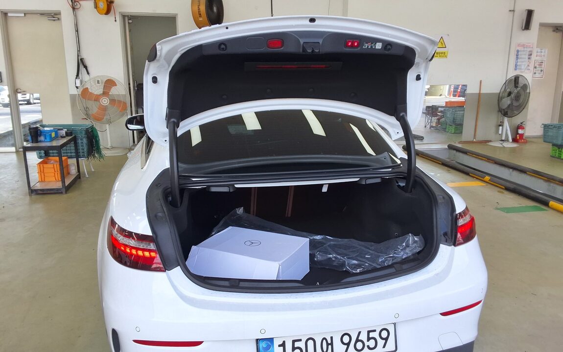 MERCEDES-BENZ E-CLASS (5TH GEN) COUPE E300d 4MATIC 2023 - zdjęcie 13