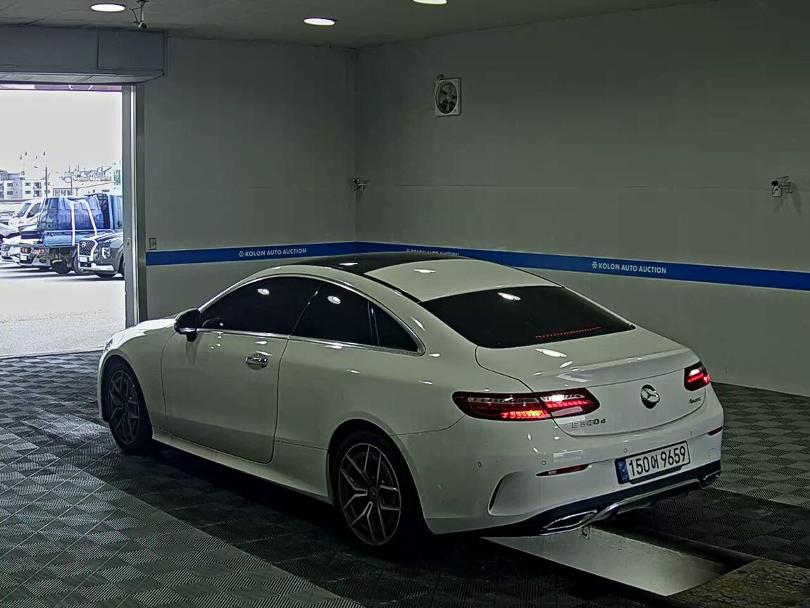 MERCEDES-BENZ E-CLASS (5TH GEN) COUPE E300d 4MATIC 2023 - zdjęcie 6