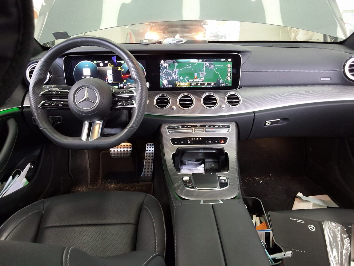 MERCEDES-BENZ E-CLASS (5TH GEN) E350 4MATIC AMG LINE 2022 - zdjęcie 11