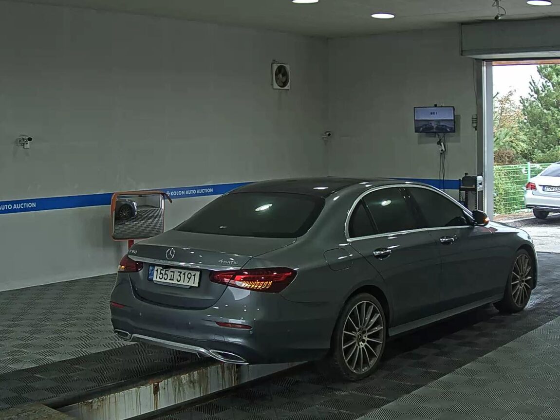 MERCEDES-BENZ E-CLASS (5TH GEN) E350 4MATIC AMG LINE 2022 - zdjęcie 5