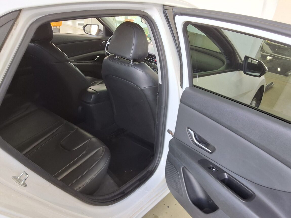 HYUNDAI AVANTE (CN7) 1.6 GASOLINE MODERN 2021 - zdjęcie 13