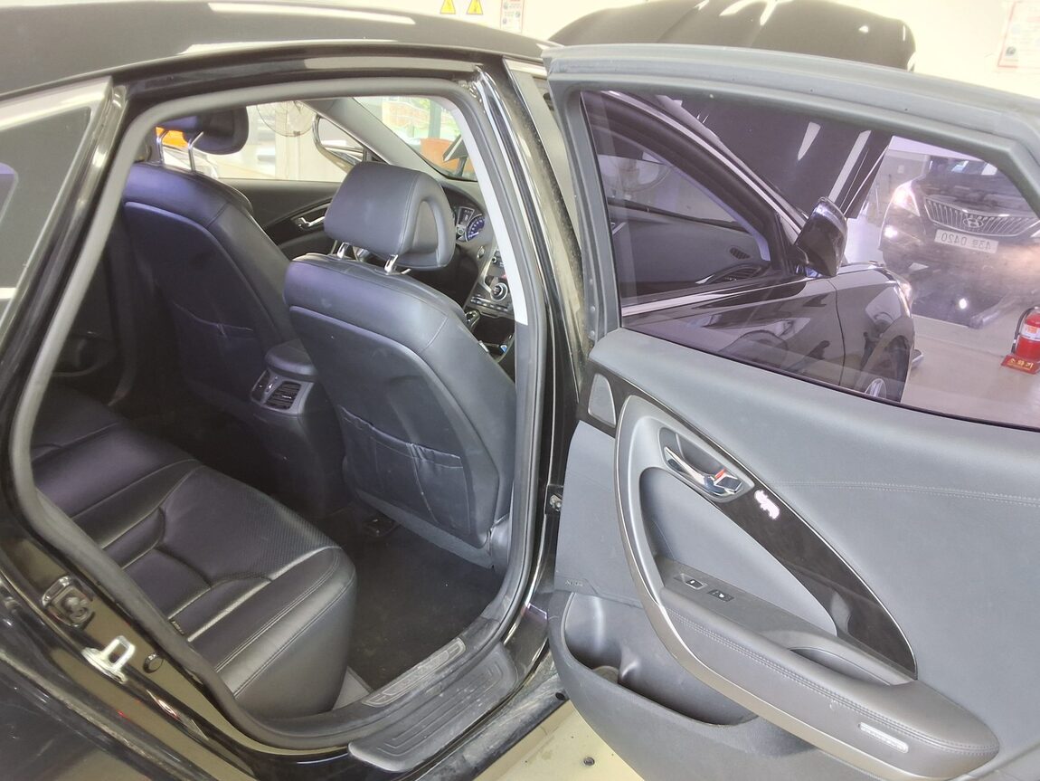 HYUNDAI GRANDEUR HG HG 240 MODERN COLLECTION 2017 - zdjęcie 13