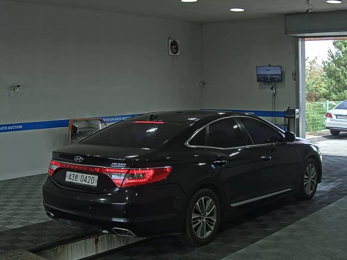 HYUNDAI GRANDEUR HG HG 240 MODERN COLLECTION 2017 - zdjęcie 5