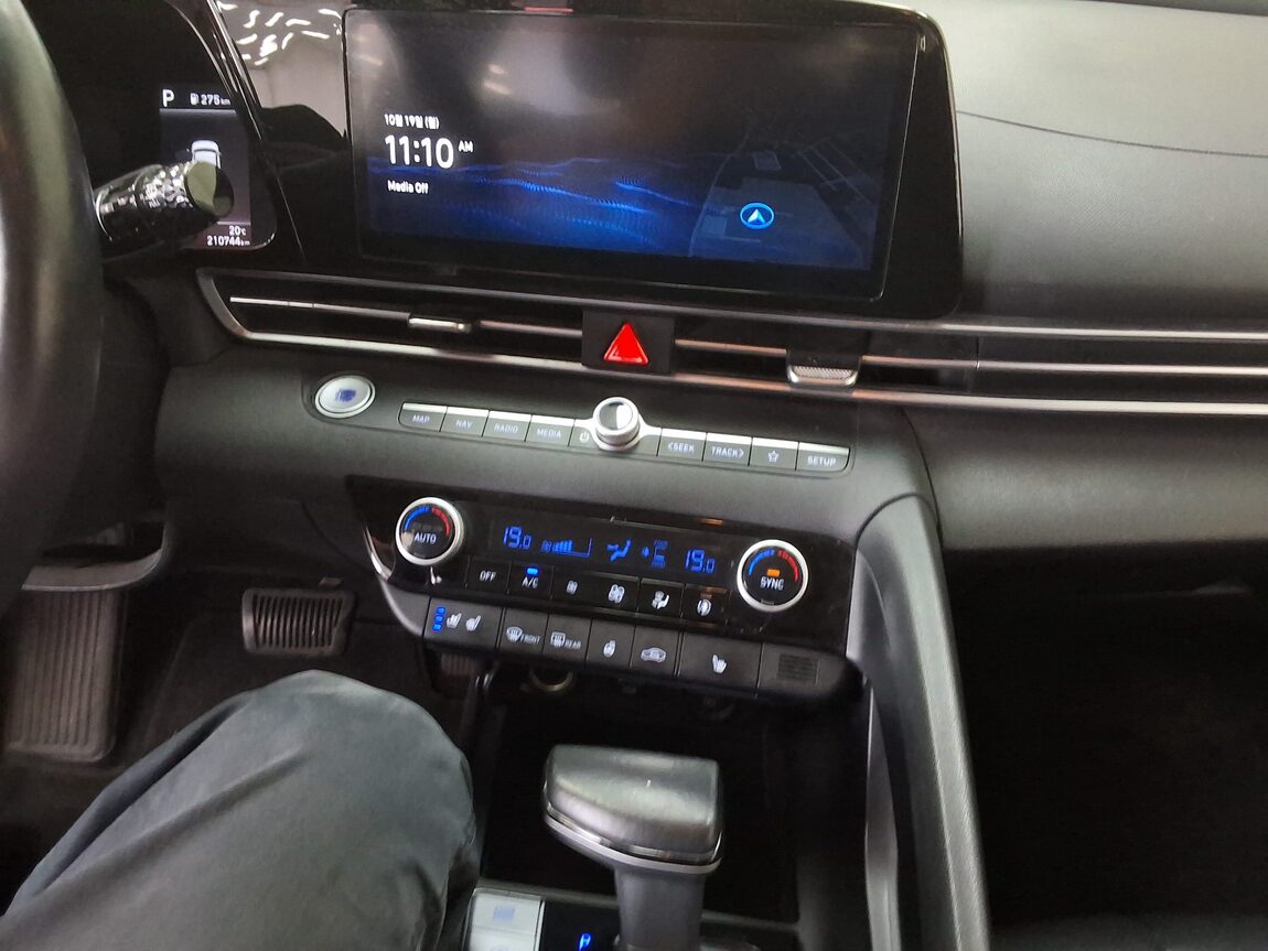 HYUNDAI AVANTE (CN7) 1.6 GASOLINE MODERN 2021 - zdjęcie 23