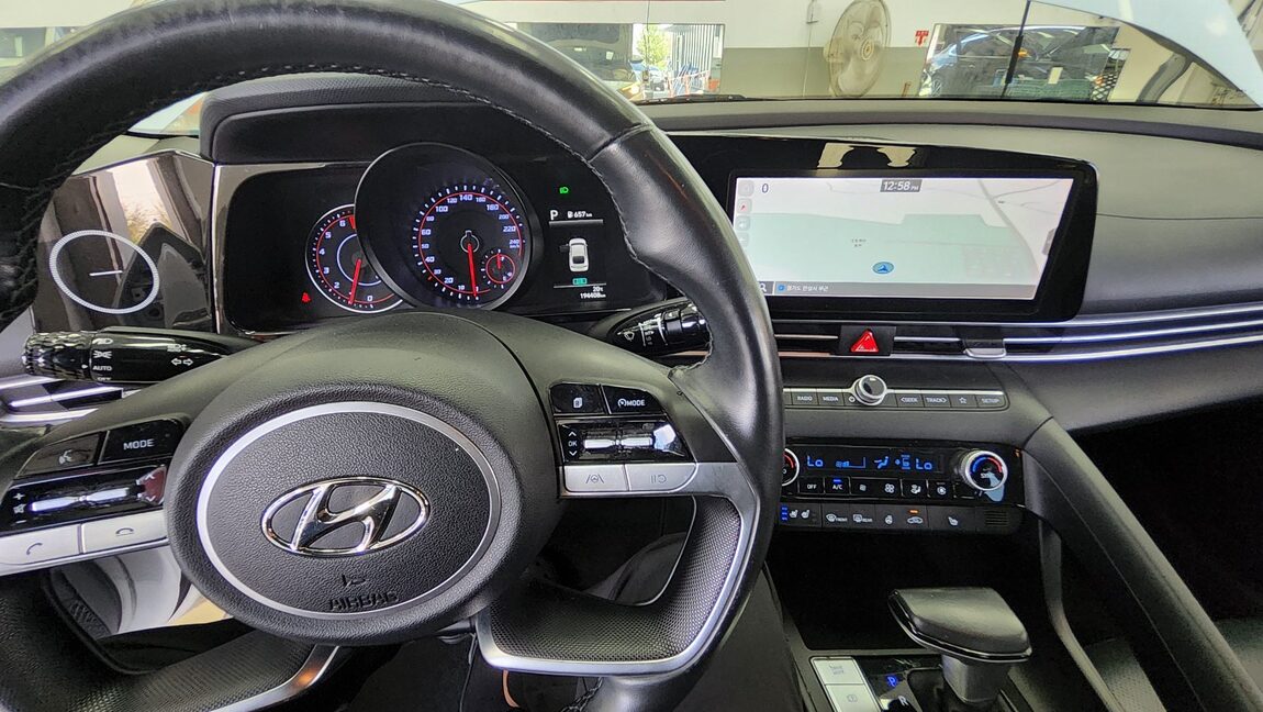 HYUNDAI AVANTE (CN7) 1.6 GASOLINE MODERN 2021 - zdjęcie 18