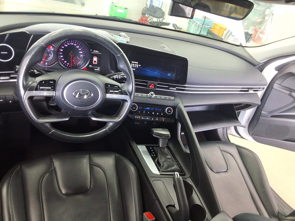 HYUNDAI AVANTE (CN7) 1.6 GASOLINE MODERN 2021 - zdjęcie 11