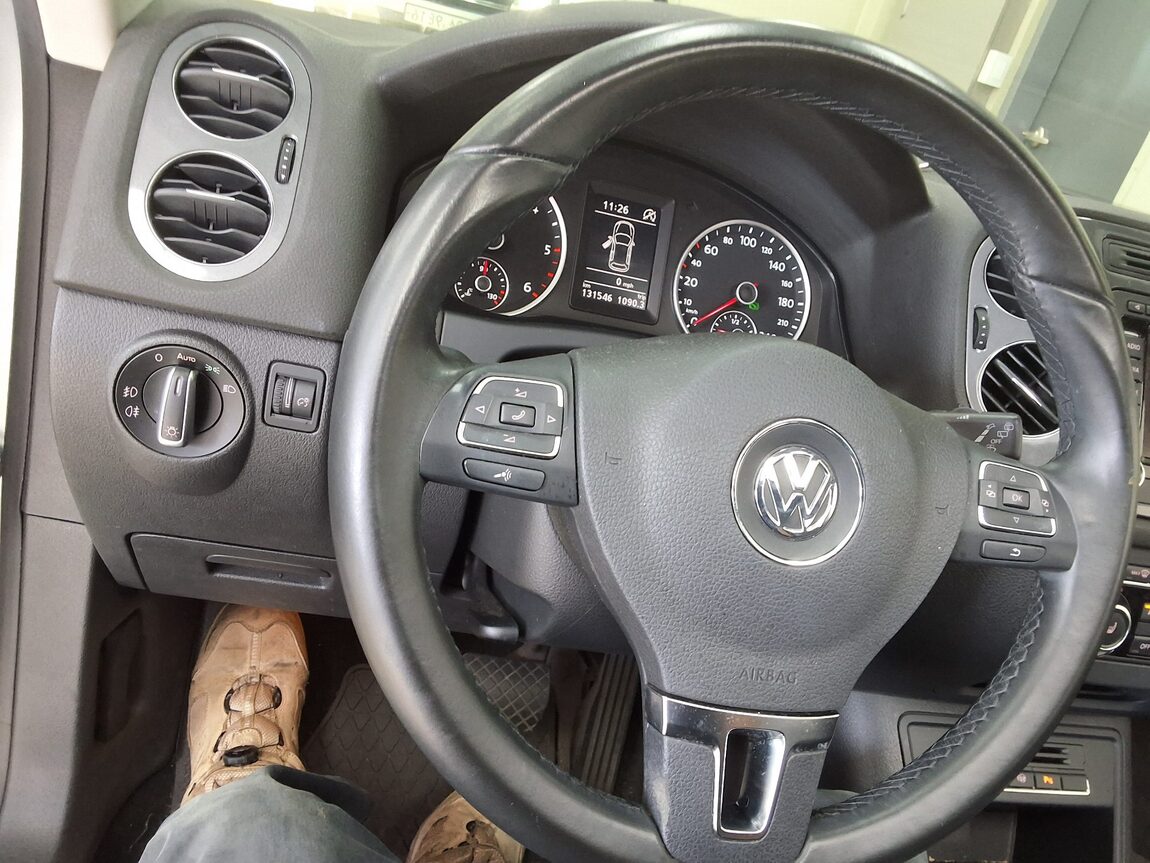 VOLKSWAGEN TIGUAN 2.0 TDI BLUEMOTION PREMIUM 2013 - zdjęcie 23