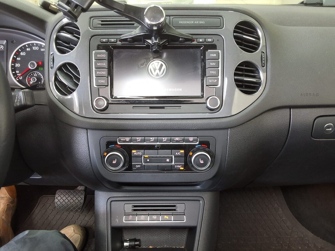 VOLKSWAGEN TIGUAN 2.0 TDI BLUEMOTION PREMIUM 2013 - zdjęcie 24