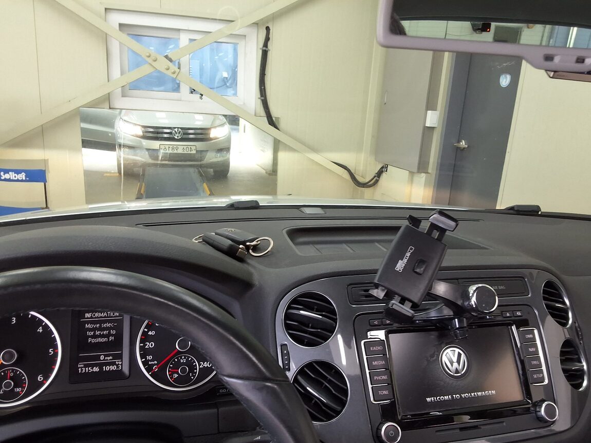 VOLKSWAGEN TIGUAN 2.0 TDI BLUEMOTION PREMIUM 2013 - zdjęcie 25