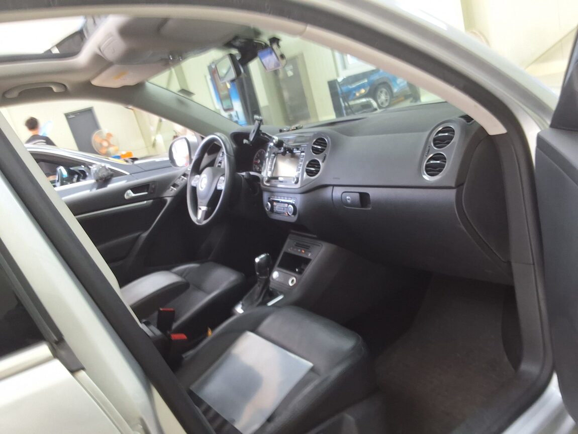 VOLKSWAGEN TIGUAN 2.0 TDI BLUEMOTION PREMIUM 2013 - zdjęcie 15