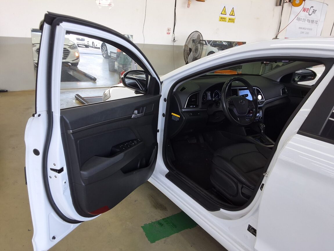 HYUNDAI AVANTE AD 1.6 GDi SMART 2017 - zdjęcie 10