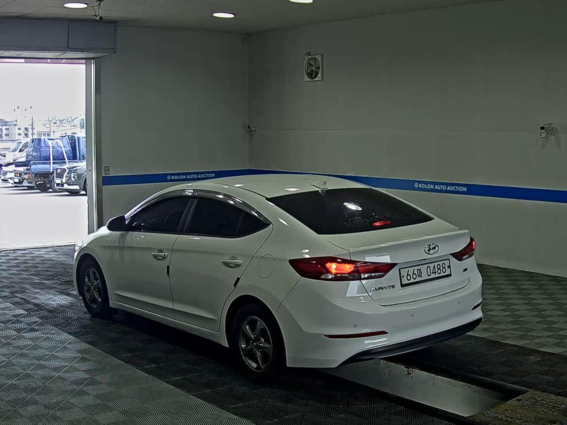 HYUNDAI AVANTE AD 1.6 GDi SMART 2017 - zdjęcie 6