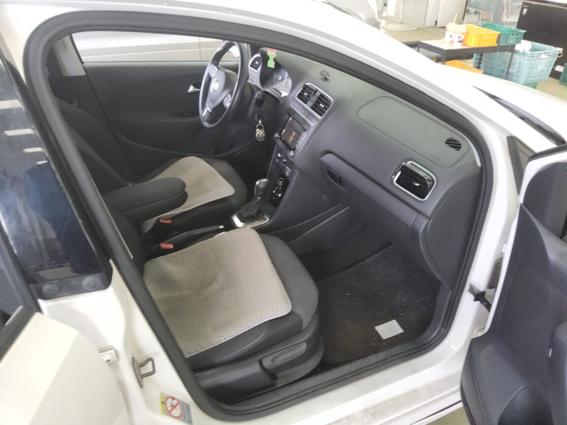 VOLKSWAGEN THE NEW POLO (5TH GEN) 1.6 TDI R LINE 2013 - zdjęcie 14