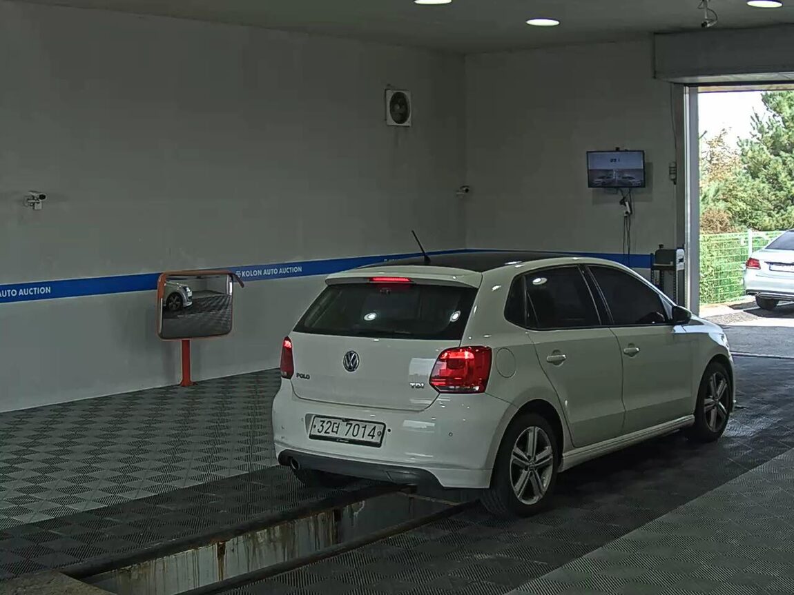 VOLKSWAGEN THE NEW POLO (5TH GEN) 1.6 TDI R LINE 2013 - zdjęcie 5