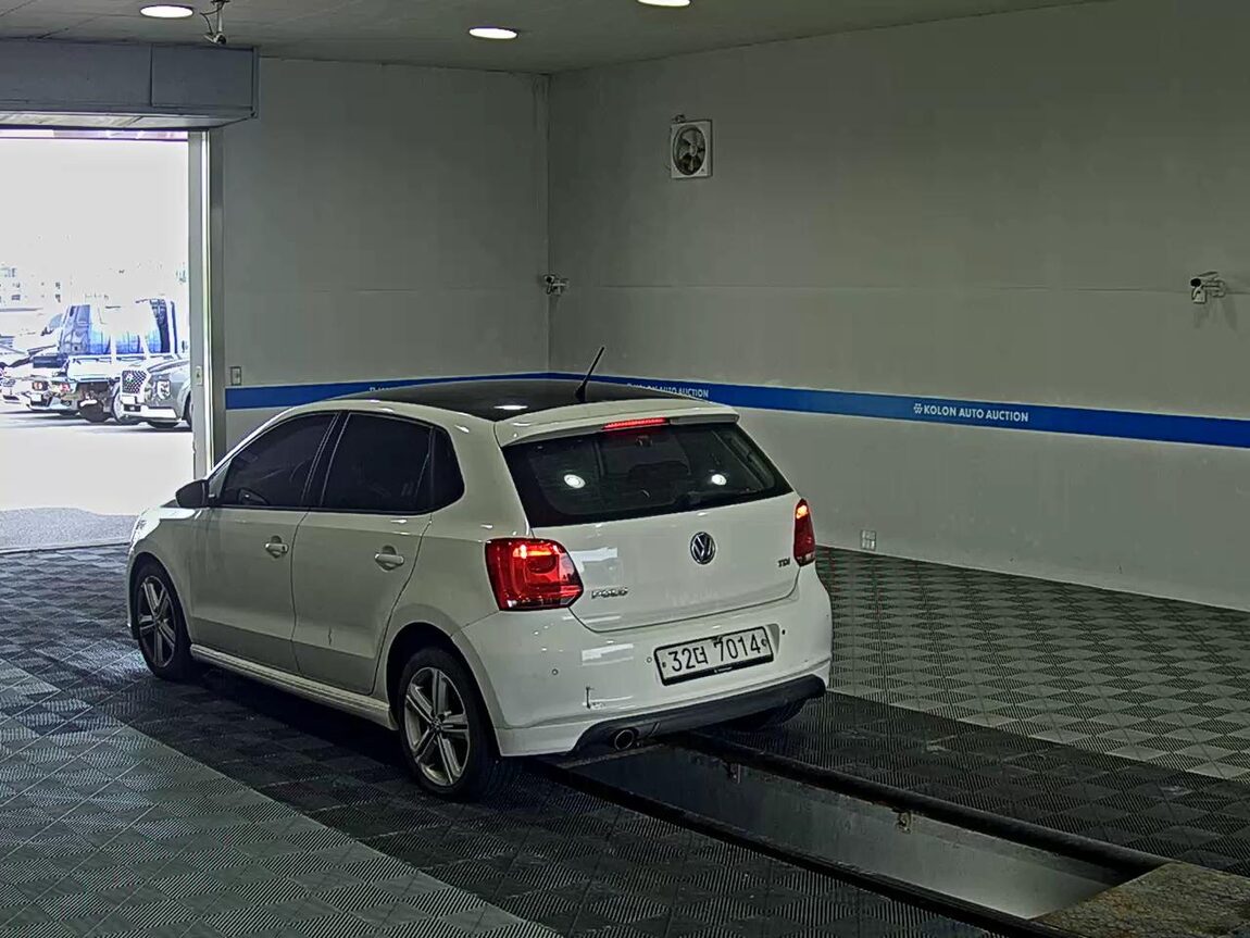 VOLKSWAGEN THE NEW POLO (5TH GEN) 1.6 TDI R LINE 2013 - zdjęcie 6