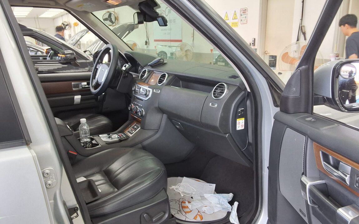 LAND ROVER DISCOVERY 4 3.0 SDV6 SE 2016 - zdjęcie 14