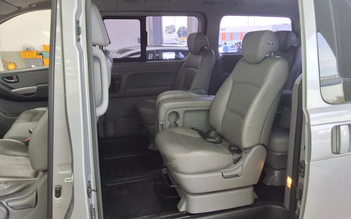 HYUNDAI GRAND STAREX 12-SEATER DIESEL MODERN 2017 - zdjęcie 12