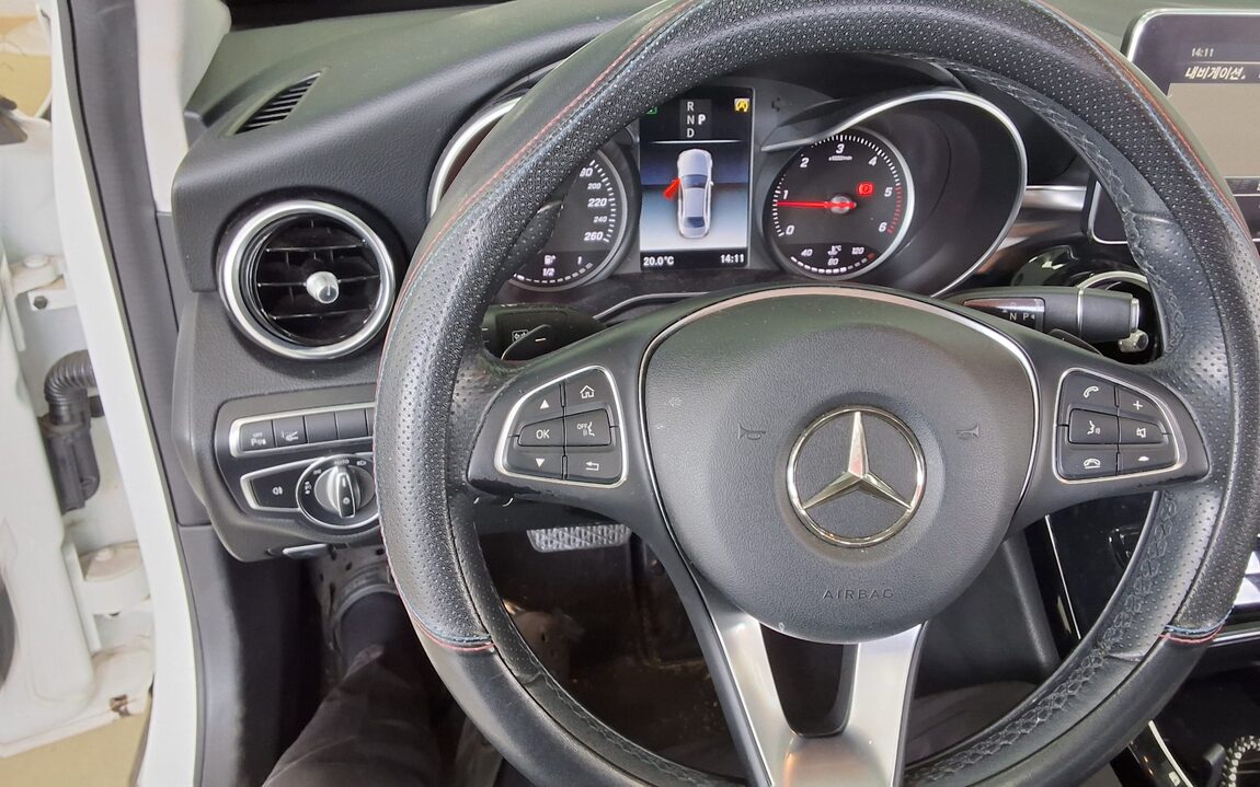 MERCEDES-BENZ C-CLASS (4TH GEN) C220 d AVANTGARDE 2018 - zdjęcie 17