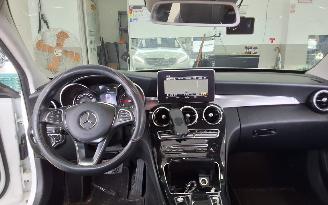MERCEDES-BENZ C-CLASS (4TH GEN) C220 d AVANTGARDE 2018 - zdjęcie 11