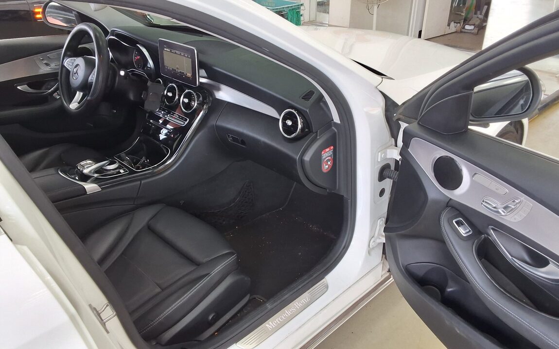 MERCEDES-BENZ C-CLASS (4TH GEN) C220 d AVANTGARDE 2018 - zdjęcie 14