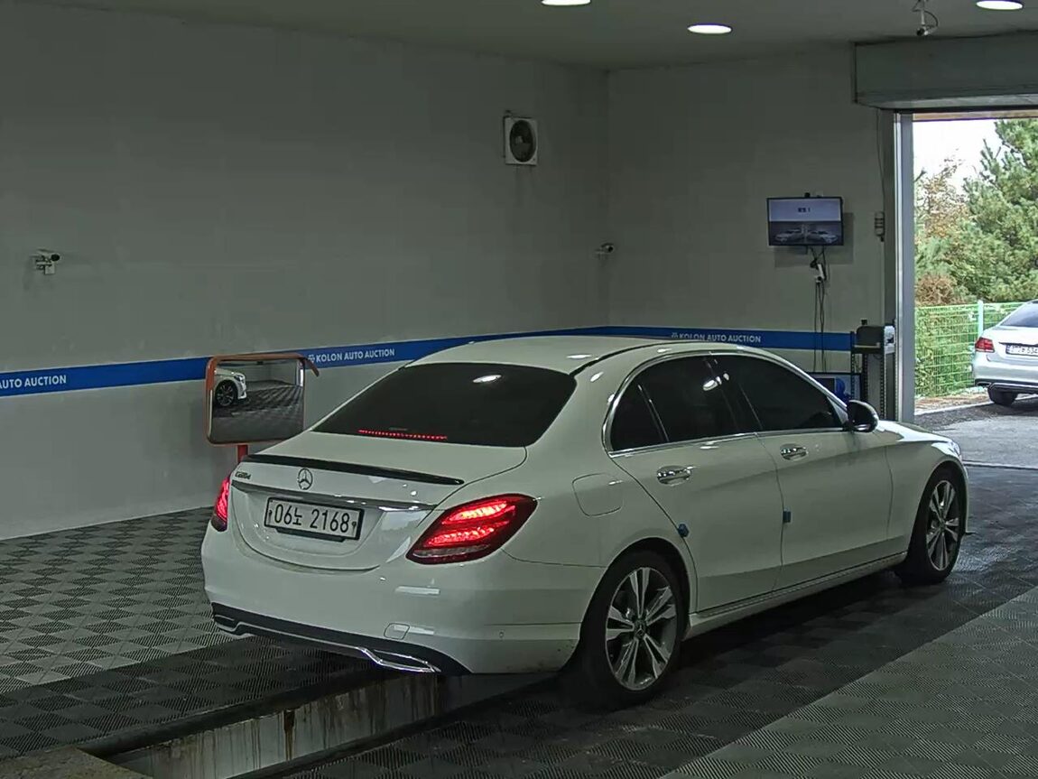 MERCEDES-BENZ C-CLASS (4TH GEN) C220 d AVANTGARDE 2018 - zdjęcie 5