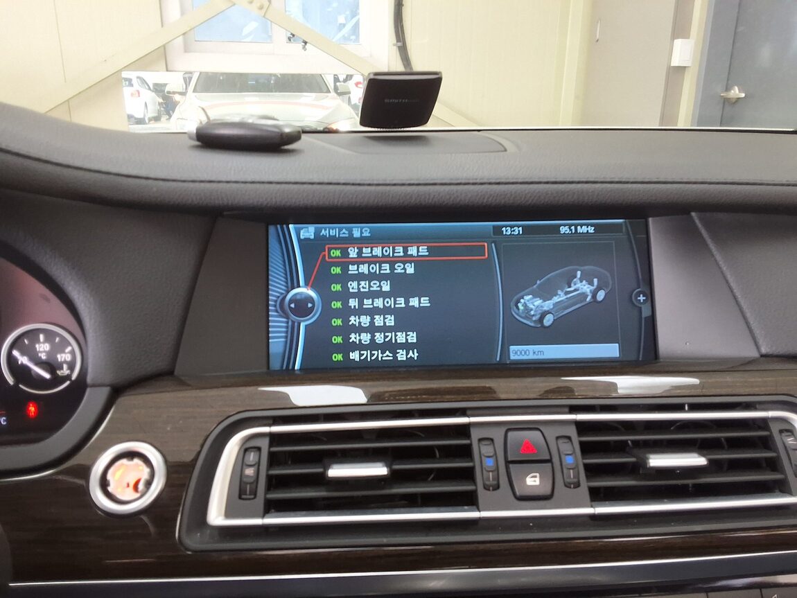BMW 7 SERIES (5TH GEN) 740Li 2012 - zdjęcie 26