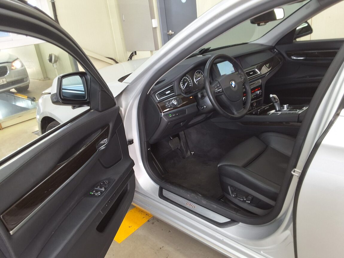 BMW 7 SERIES (5TH GEN) 740Li 2012 - zdjęcie 11