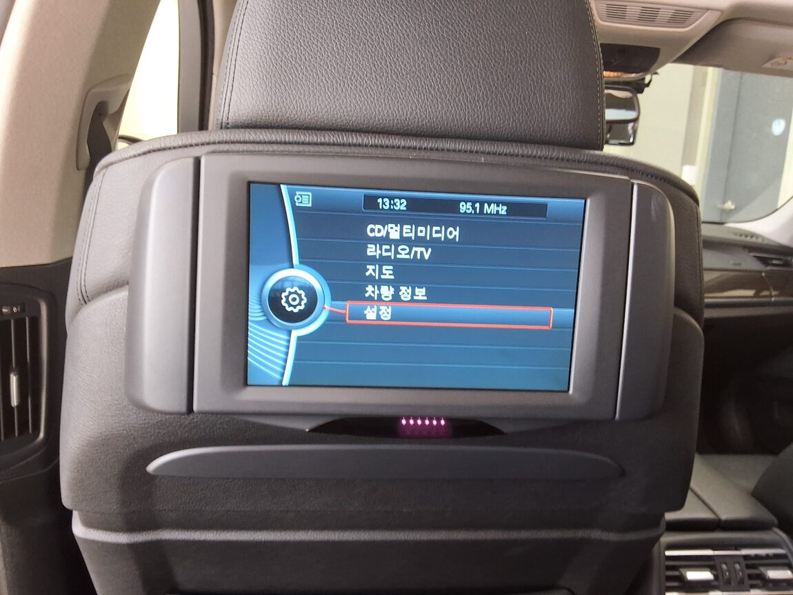 BMW 7 SERIES (5TH GEN) 740Li 2012 - zdjęcie 29