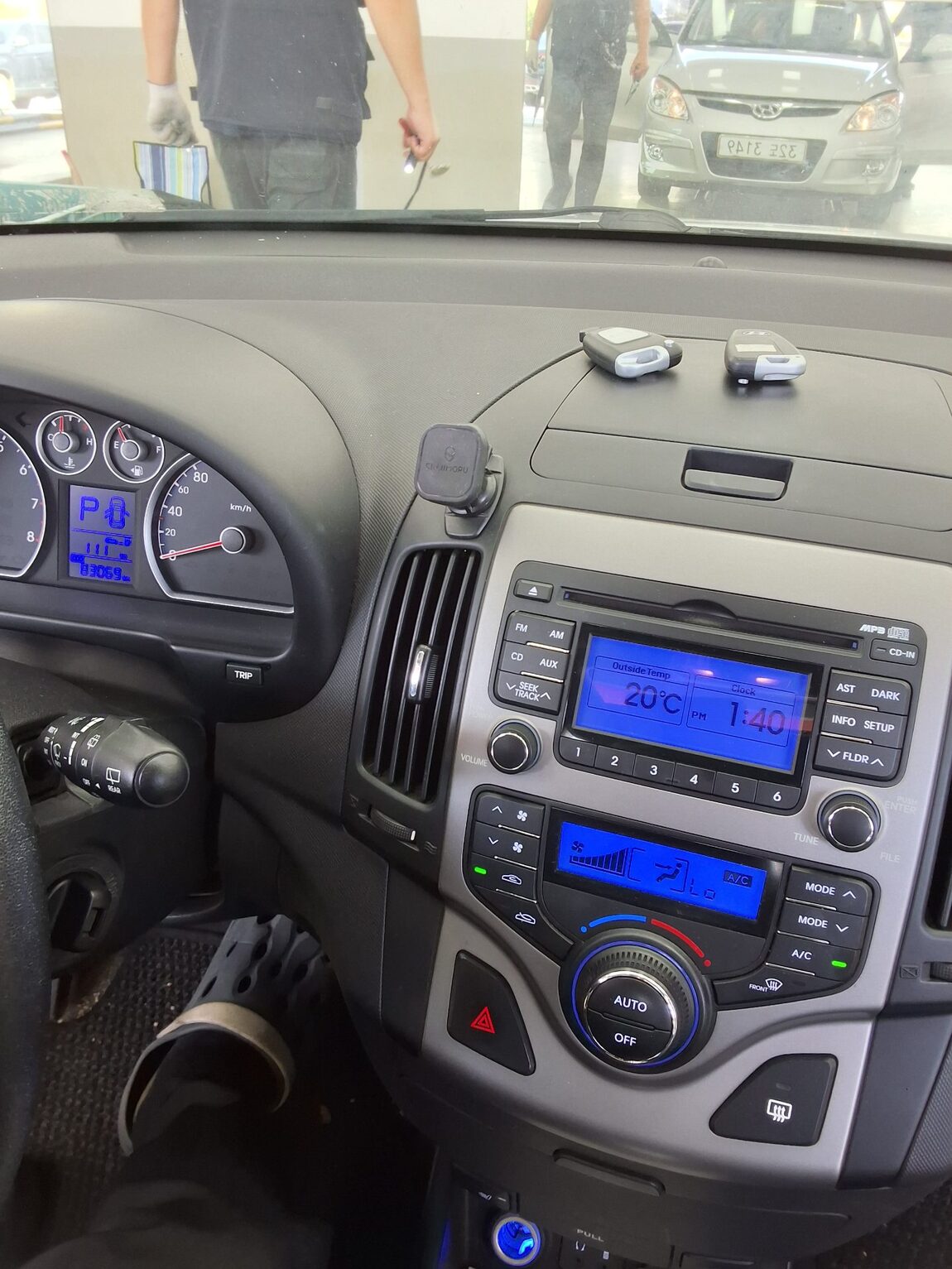 HYUNDAI i30 1.6 VVT PREMIER 2009 - zdjęcie 17