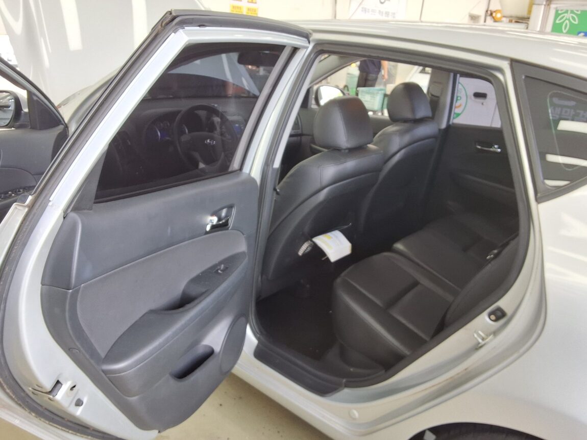 HYUNDAI i30 1.6 VVT PREMIER 2009 - zdjęcie 12