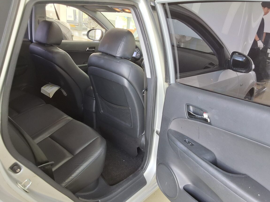 HYUNDAI i30 1.6 VVT PREMIER 2009 - zdjęcie 13