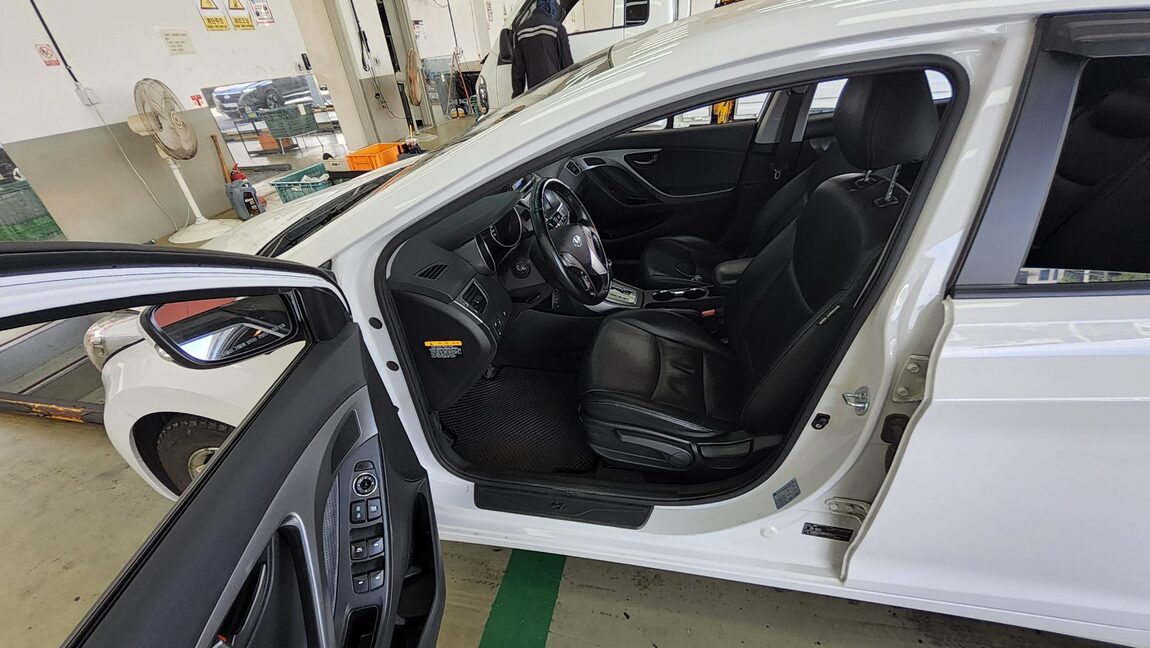 HYUNDAI AVANTE MD M16 GDi SMART 2013 - zdjęcie 10