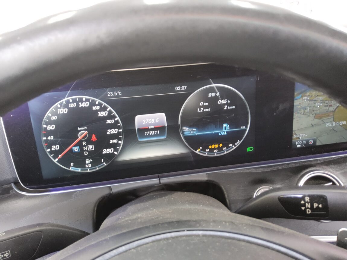 MERCEDES-BENZ E-CLASS (5TH GEN) E300 4MATIC AVANTGARDE 2017 - zdjęcie 9