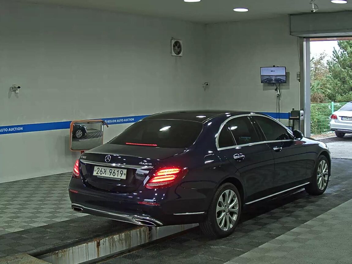 MERCEDES-BENZ E-CLASS (5TH GEN) E300 4MATIC EXCLUSIVE 2017 - zdjęcie 5