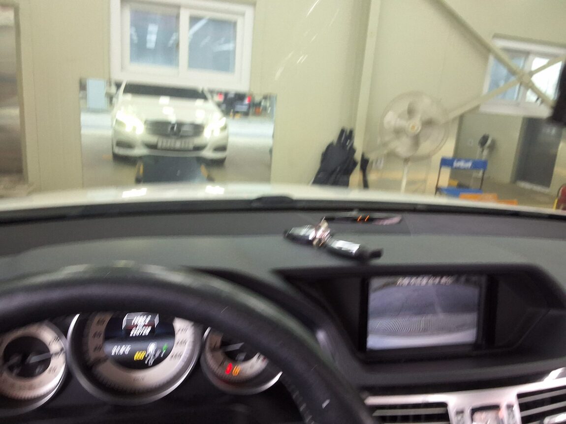 MERCEDES-BENZ E-CLASS (4TH GEN) E220 CDI BLUETEC AVANTGARDE 2015 - zdjęcie 25