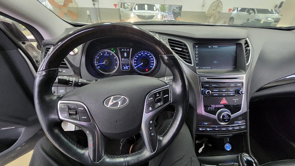HYUNDAI GRANDEUR HG HG 240 MODERN COLLECTION 2017 - zdjęcie 18