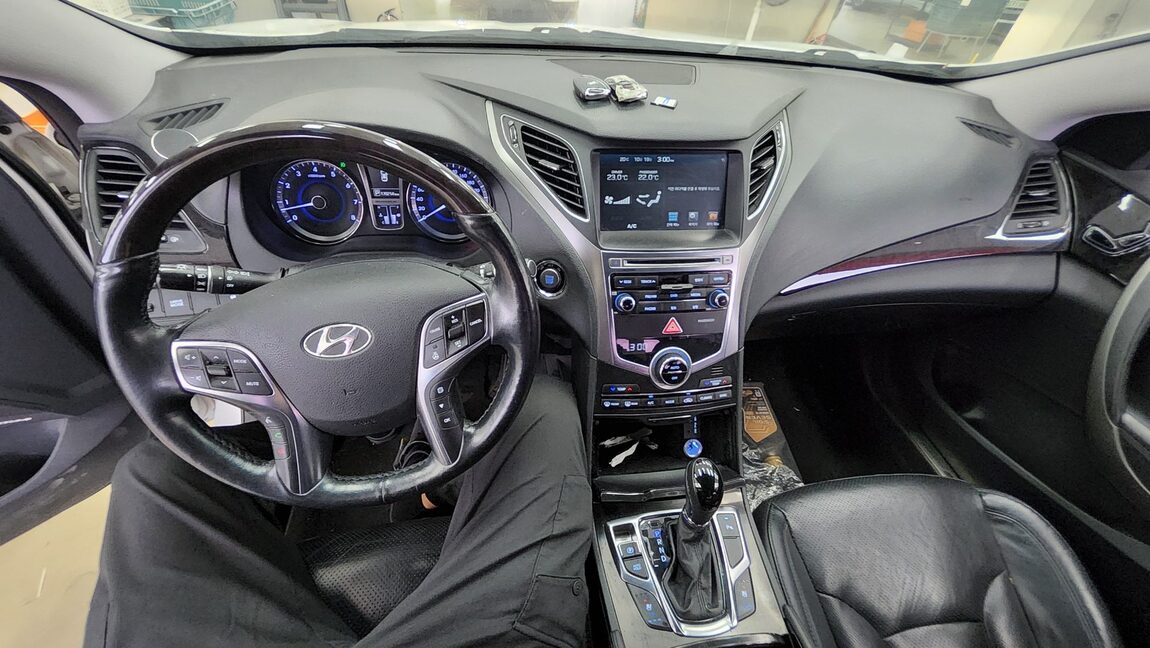 HYUNDAI GRANDEUR HG HG 240 MODERN COLLECTION 2017 - zdjęcie 11