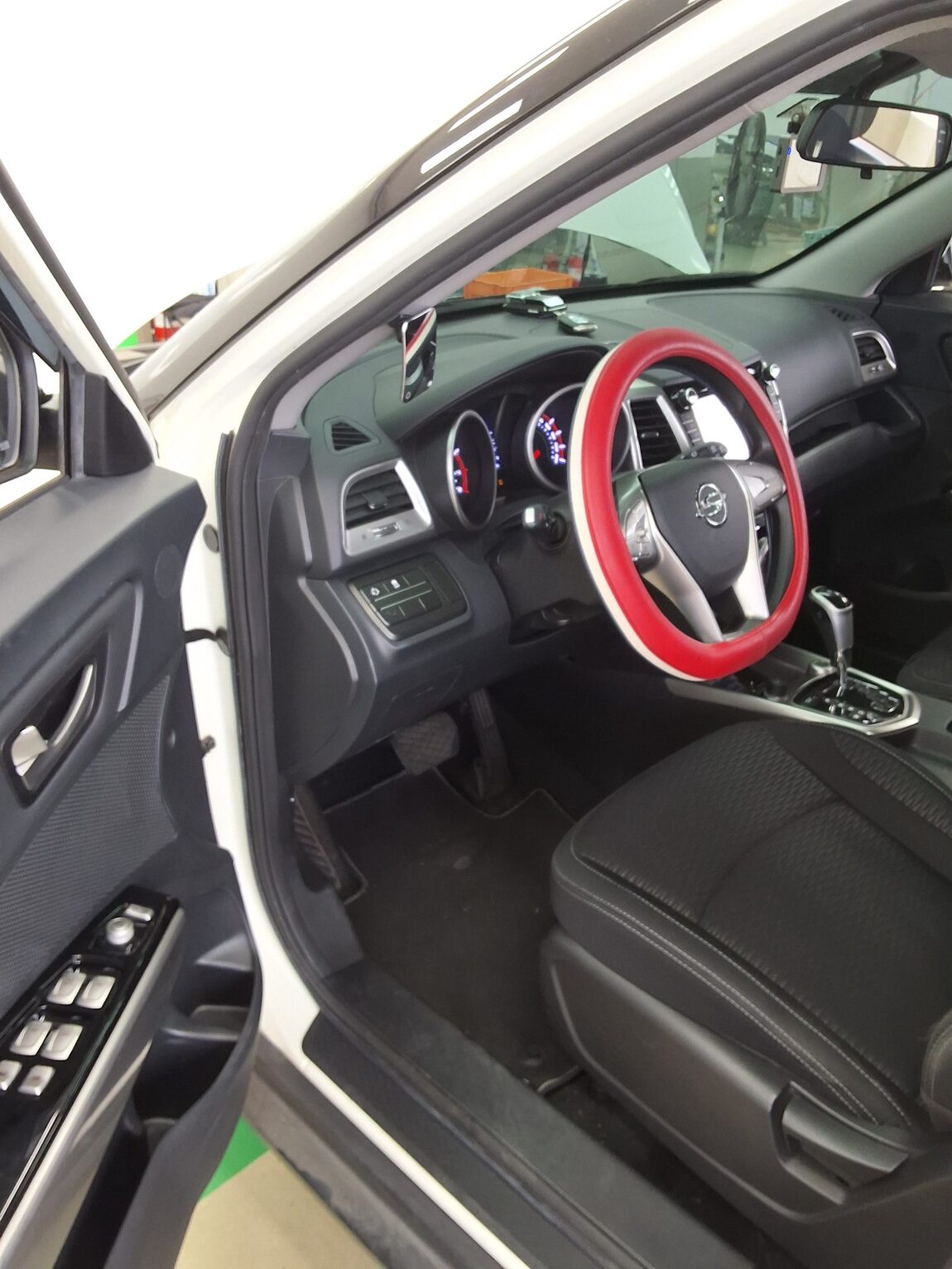 KG MOBILITY (SSANGYONG) TIVOLI GASOLINE 2WD TX 2015 - zdjęcie 10