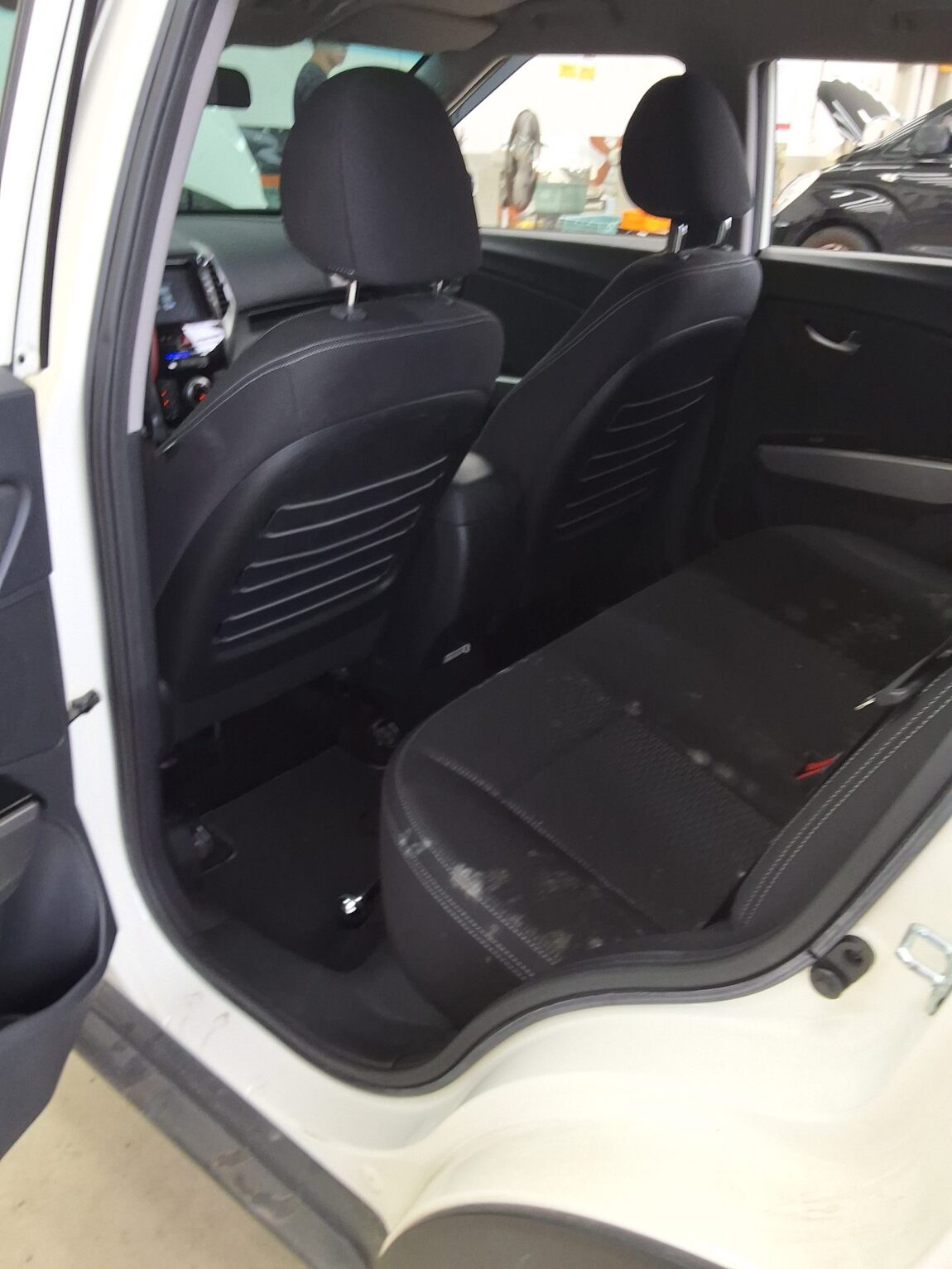 KG MOBILITY (SSANGYONG) TIVOLI GASOLINE 2WD TX 2015 - zdjęcie 12