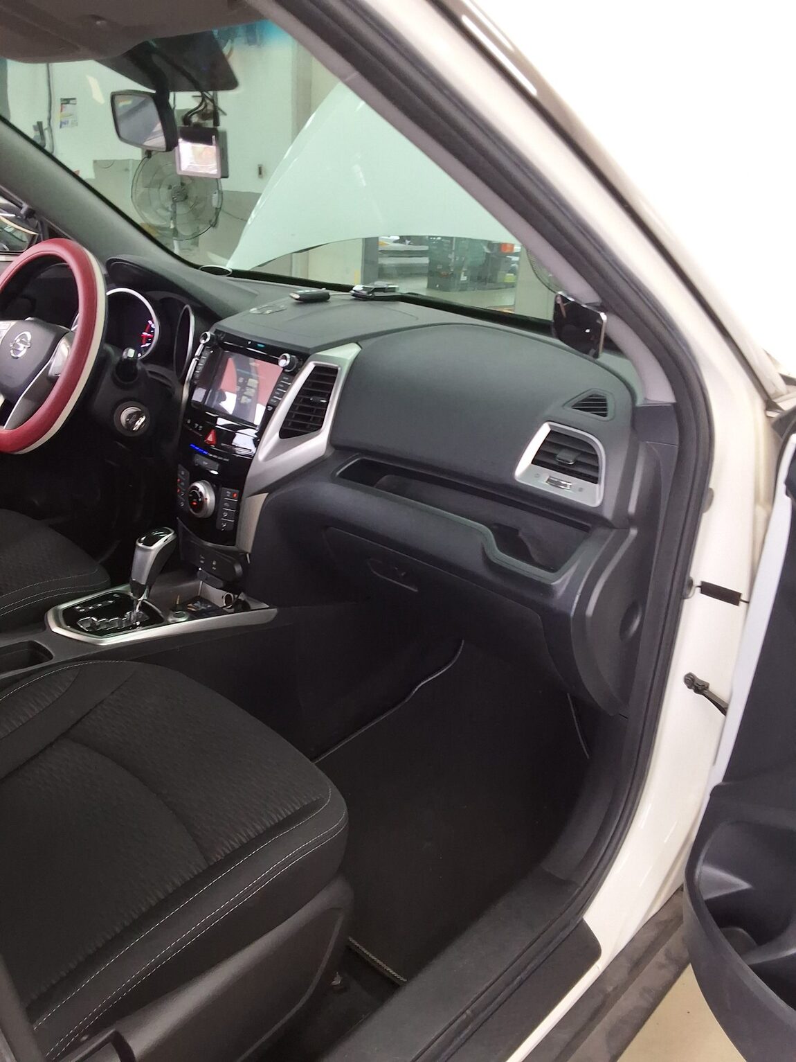 KG MOBILITY (SSANGYONG) TIVOLI GASOLINE 2WD TX 2015 - zdjęcie 14
