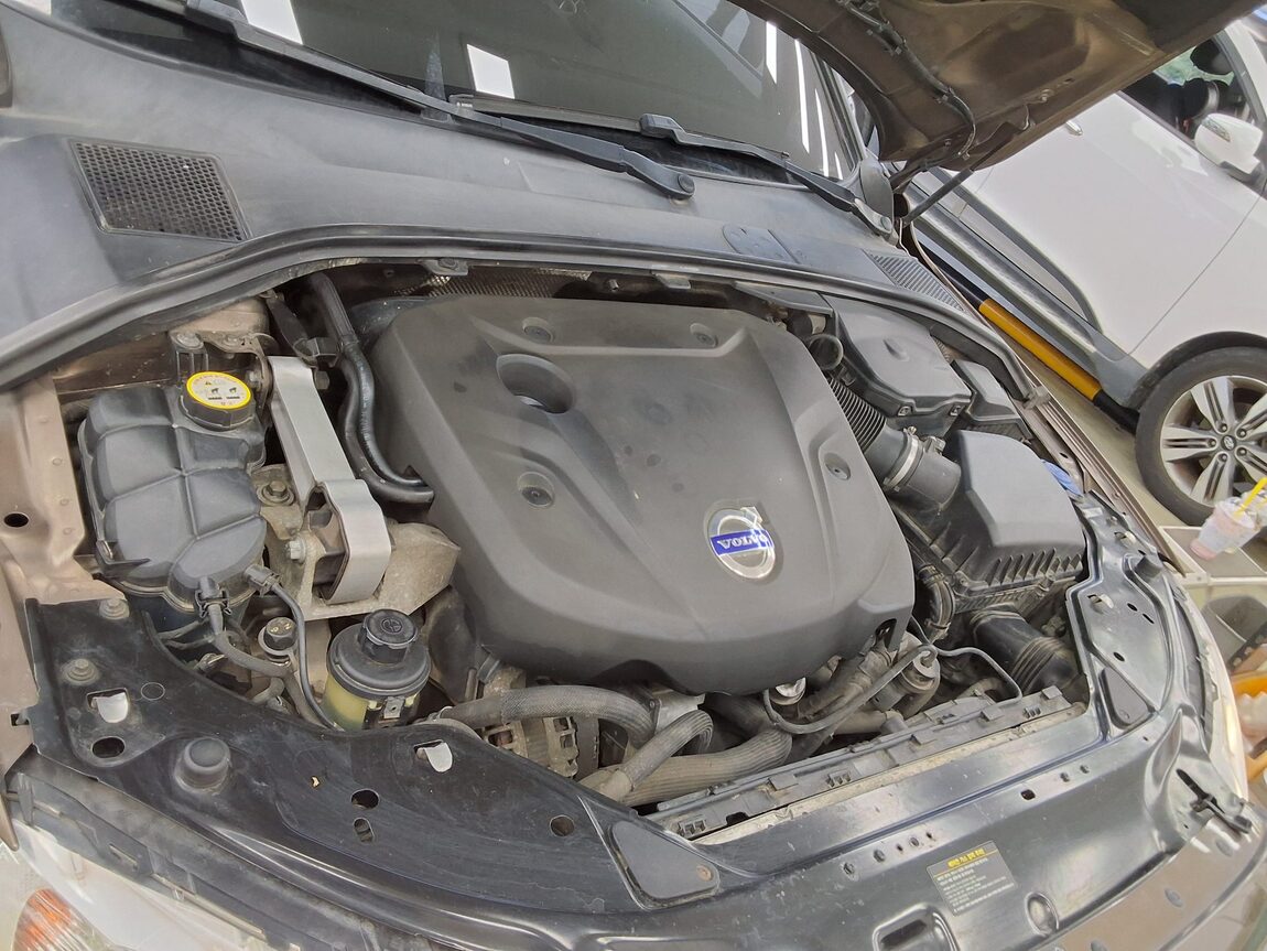 VOLVO XC70 D4 2015 - zdjęcie 20