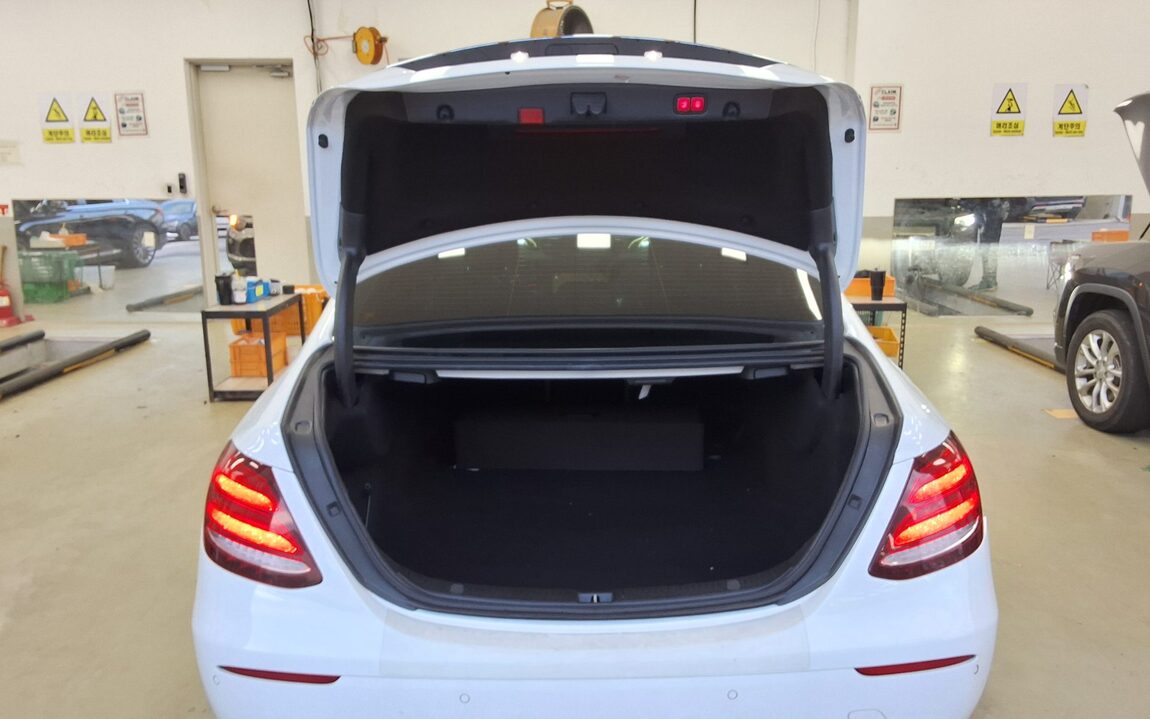 MERCEDES-BENZ E-CLASS (5TH GEN) E250 AVANTGARDE 2020 - zdjęcie 15