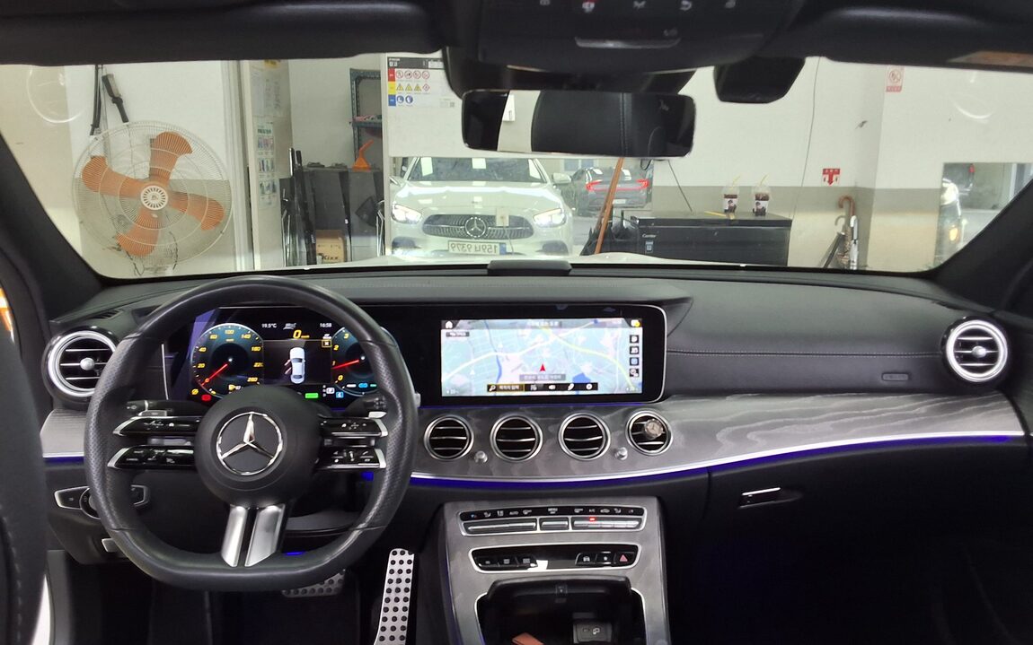 MERCEDES-BENZ E-CLASS (5TH GEN) E350 4MATIC AMG LINE 2022 - zdjęcie 11