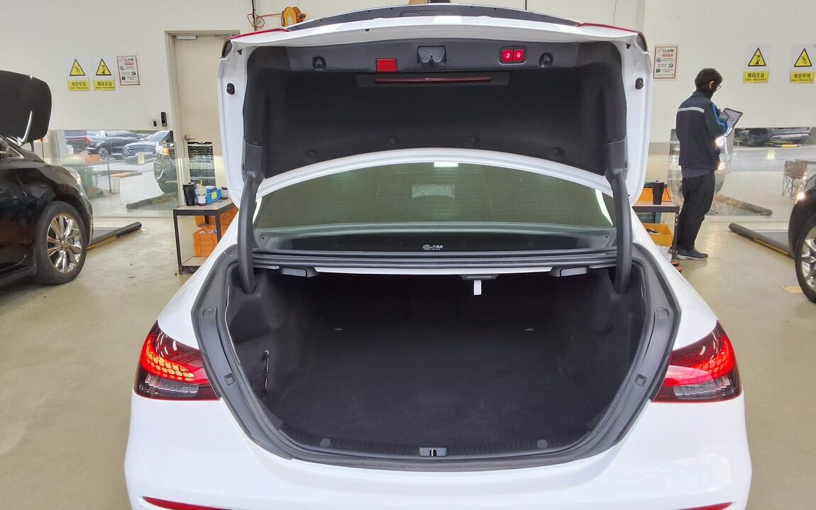 MERCEDES-BENZ E-CLASS (5TH GEN) E350 4MATIC AMG LINE 2022 - zdjęcie 15