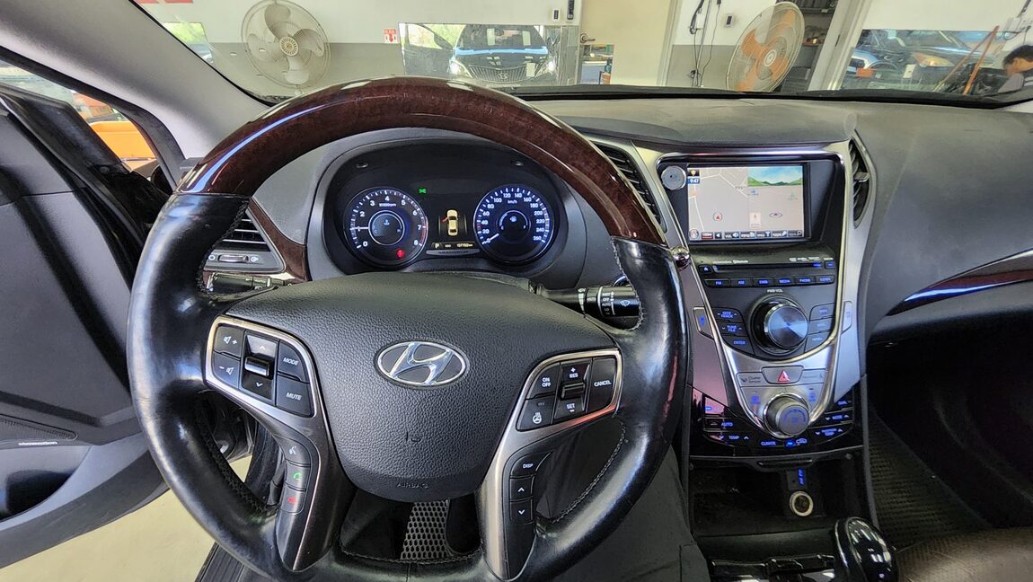 HYUNDAI GRANDEUR HG HG 300 NOBLE 2011 - zdjęcie 18
