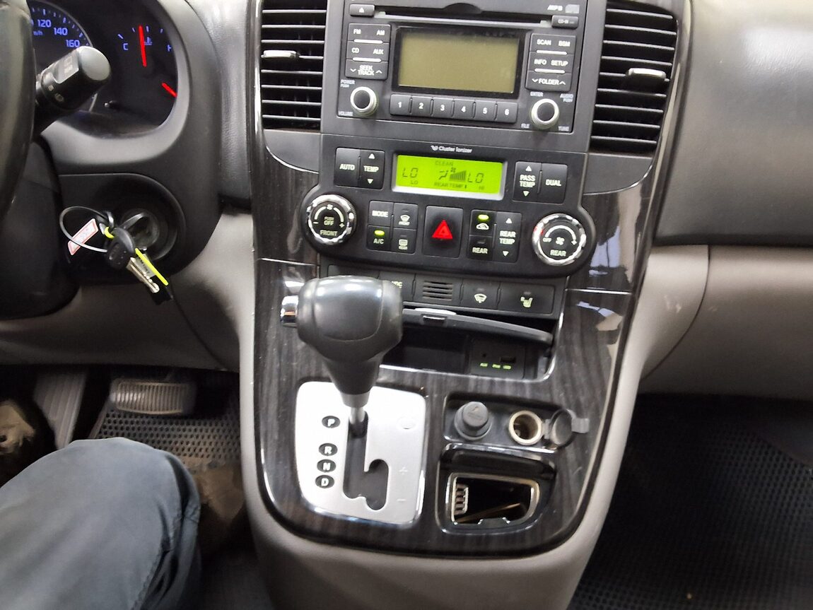 KIA CARNIVAL R LIMOUSINE DIESEL 9-SEATER GLX LUXURY MODEL 2014 - zdjęcie 24
